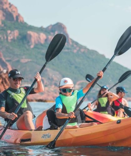 Découvrez les trésors côtiers avec la location de kayak de mer à Anthéor dans le Var avec Anthéor Aventures