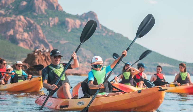 Découvrez les trésors côtiers avec la location de kayak de mer à Anthéor dans le Var avec Anthéor Aventures