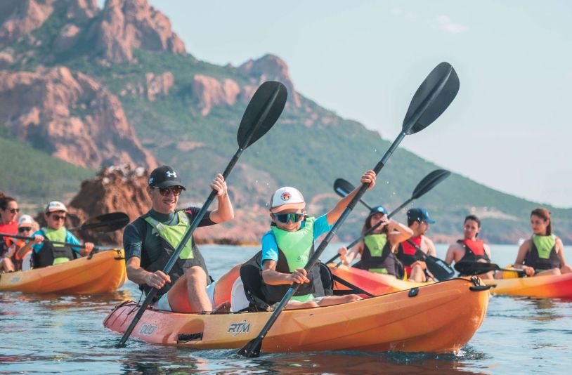 Découvrez les trésors côtiers avec la location de kayak de mer à Anthéor dans le Var avec Anthéor Aventures