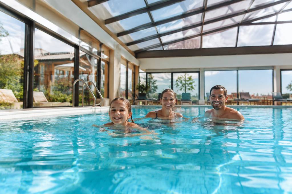 Résidence piscine intérieure : les meilleures adresses pour des vacances en famille en France