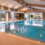 Hôtel piscine intérieur : les meilleurs hébergements pour des vacances en famille en France