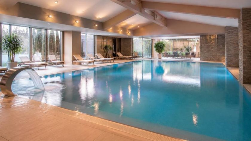 Hôtel piscine intérieur : les meilleurs hébergements pour des vacances en famille en France
