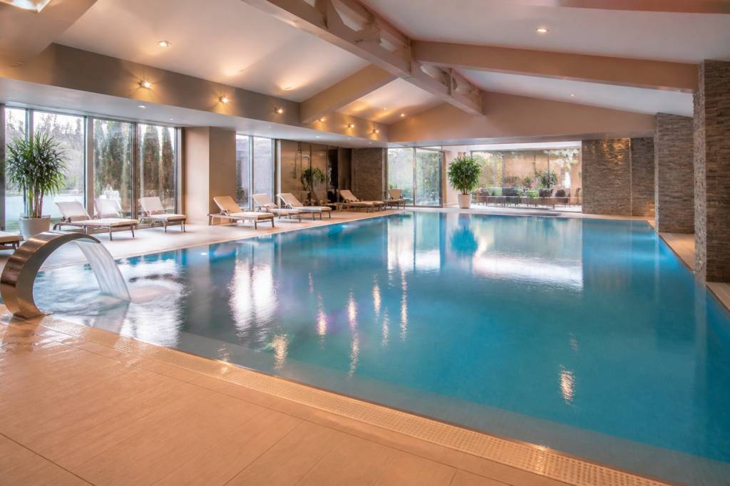 Hôtel piscine intérieur : les meilleurs hébergements pour des vacances en famille en France