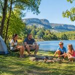 Camping familiale pas cher : les meilleures destinations pour des vacances en famille en France
