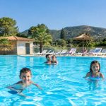 Camping familiale avec piscine : les meilleures destinations pour des vacances en famille en France