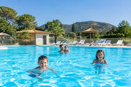 Camping familiale avec piscine : les meilleures destinations pour des vacances en famille en France