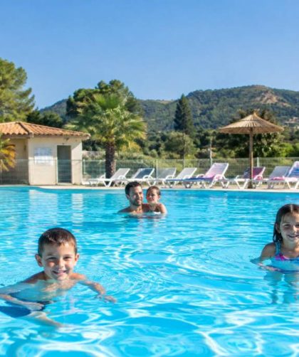 Camping familiale avec piscine : les meilleures destinations pour des vacances en famille en France