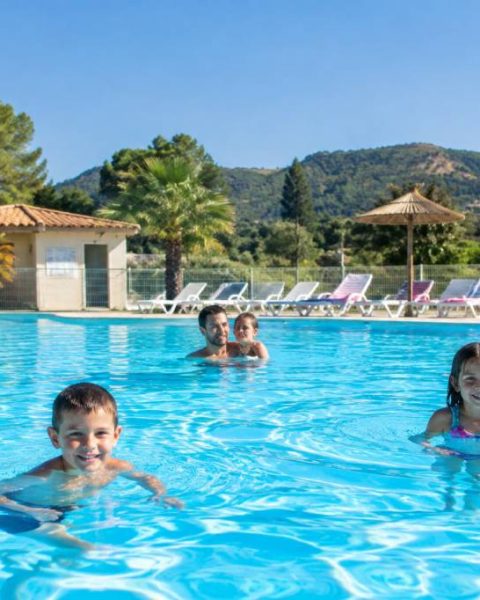 Camping familiale avec piscine : les meilleures destinations pour des vacances en famille en France