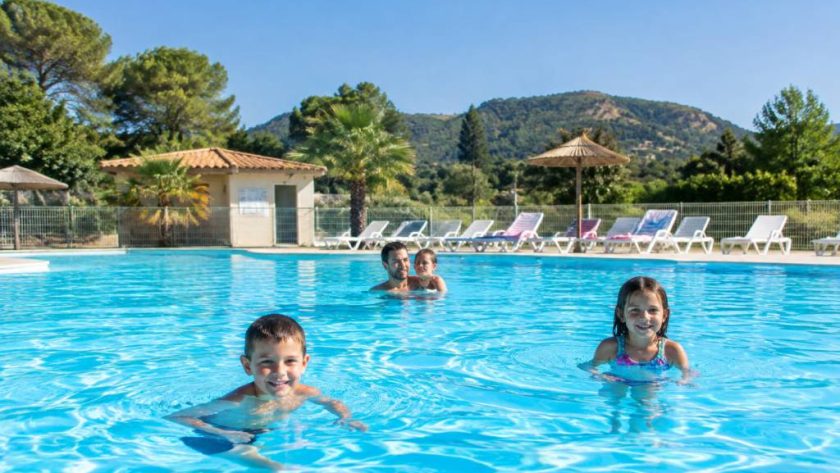 Camping familiale avec piscine : les meilleures destinations pour des vacances en famille en France