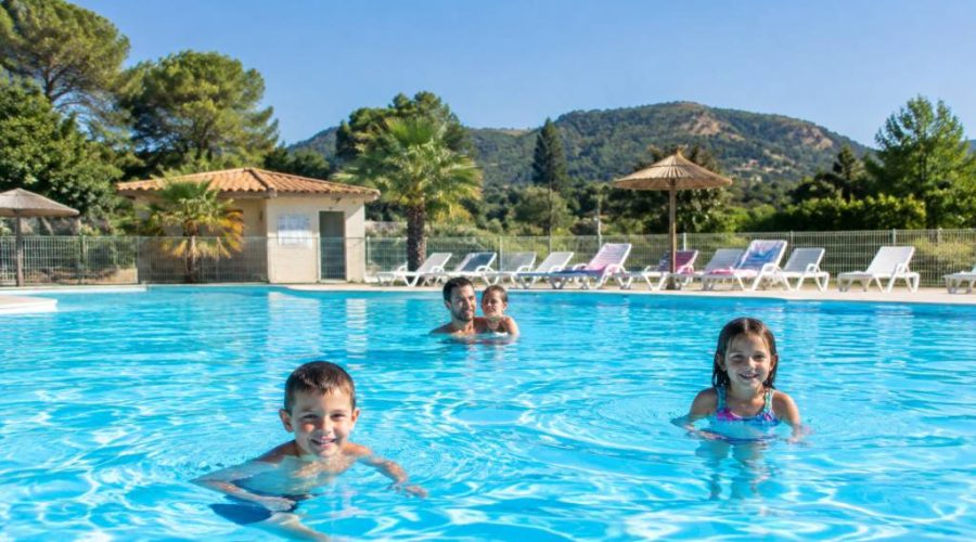 Camping familiale avec piscine : les meilleures destinations pour des vacances en famille en France