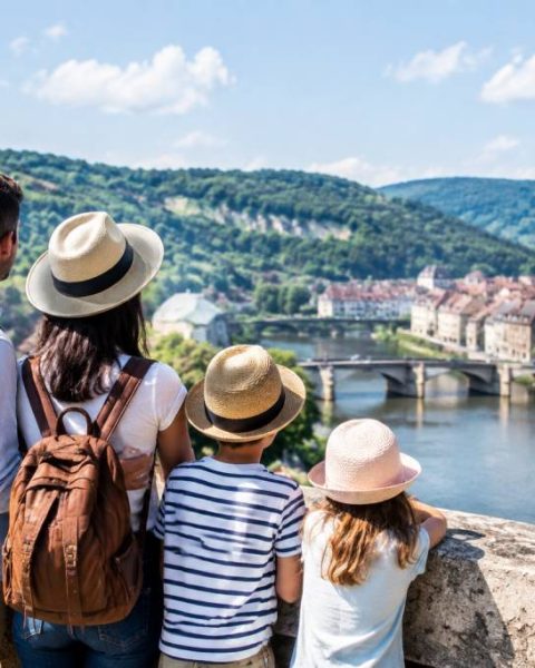 Agence de voyage Besancon : comment préparer vos vacances en famille
